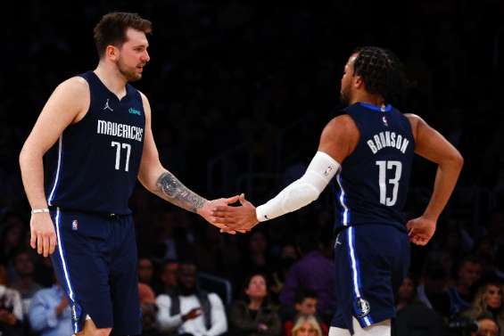 NBA: les Mavs accablent les Lakers, les Wolves croquent les Warriors