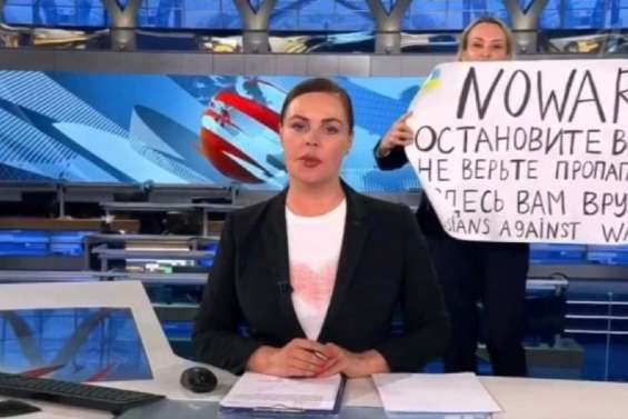 L'égérie anti-guerre russe libérée, mais toujours menacée de prison