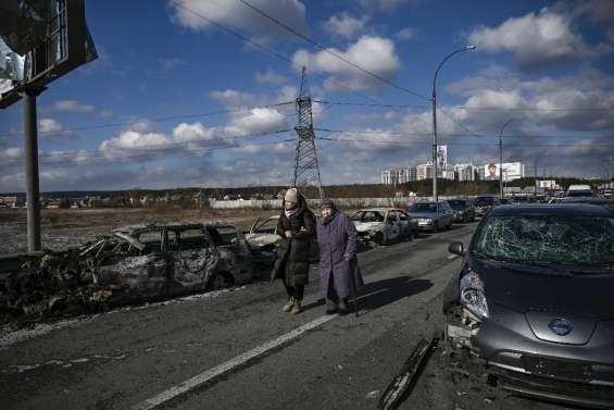 Ukraine: l'étau se resserre sur Kiev, Zelensky accuse Moscou de cibler les civils