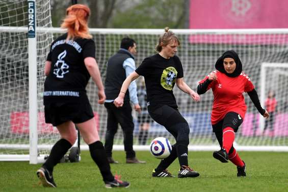 Après avoir fui l'Afghanistan, des footballeuses exercent leurs 