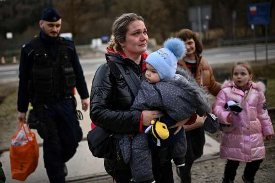 Fuir ou rentrer ? Le long de la frontière ukrainienne, le chassé-croisé d'une guerre