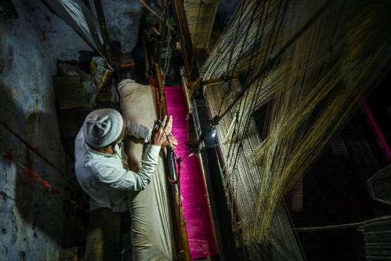 En Inde, le tissage traditionnel des saris de Varanasi ne tient plus qu'à un fil 