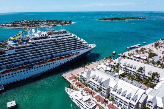 Bataille autour des navires de croisière sur l'île paradisiaque de Key West, en Floride