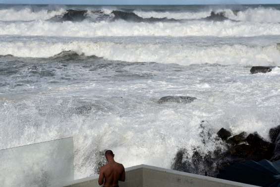 Australie: une plage de Sydney engloutie par des vagues immenses