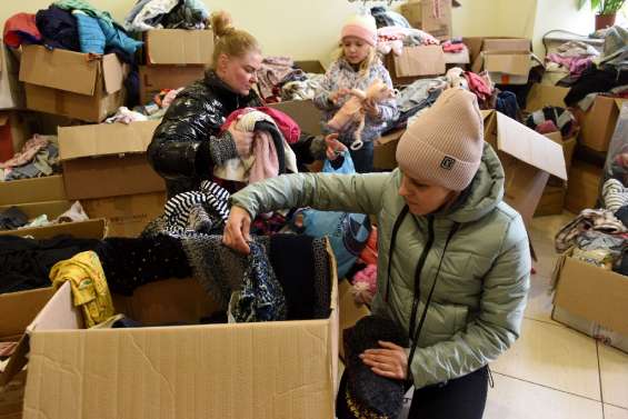 A Lviv, loin de chez eux, des déplacés ukrainiens à la recherche de vêtements