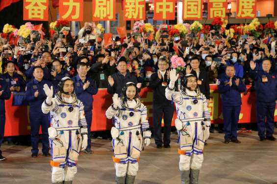 Trois Chinois de retour d'un séjour record dans l'espace