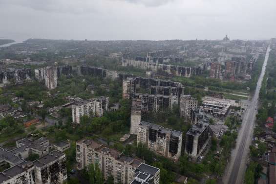 Dans Marioupol, la vie en ruine des rescapés