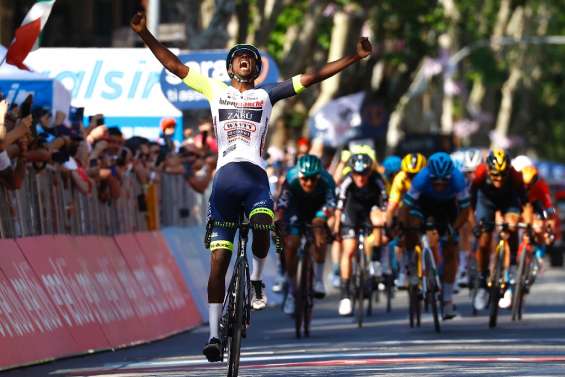 Tour d'Italie: l'Erythréen Girmay dans l'histoire puis à l'hôpital