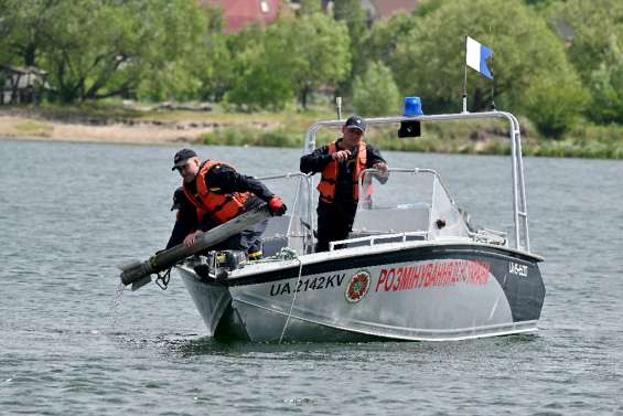 Près de Kiev, les démineurs s'affairent aussi dans les eaux de baignade