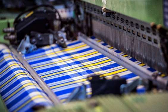 En Ecosse, des tartans jaune et bleu pour l'Ukraine font un tabac