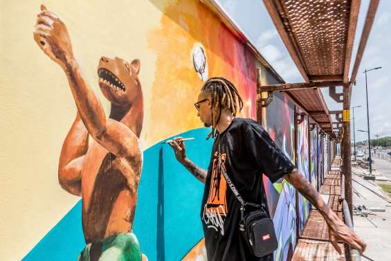 Sur les murs de Cotonou, des graffeurs peignent 