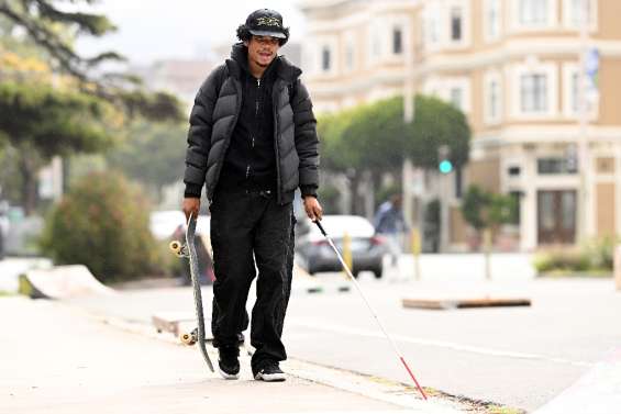 Comme sur des roulettes: rendu aveugle par des tirs, cet ado continue à faire du skate