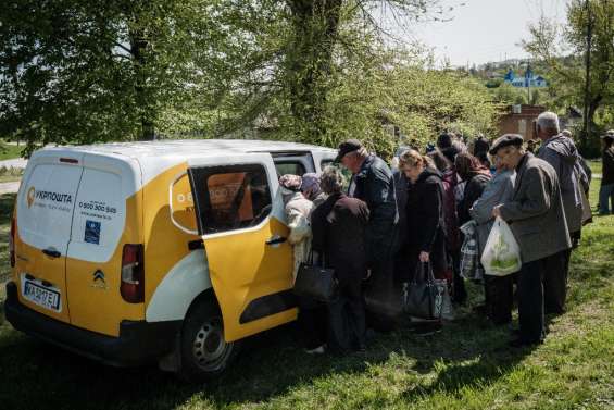 En Ukraine, des pensions distribuées sur la ligne de front en mains propres aux retraités