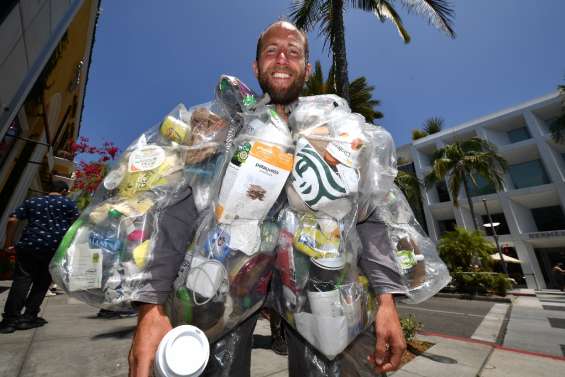 Un Américain porte sur le dos ses déchets de 30 jours pour lutter contre la surconsommation