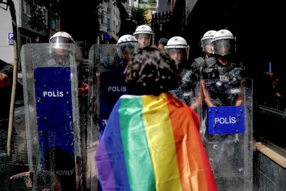 Plus de 150 arrestations lors de la Marche des Fiertés à Istanbul