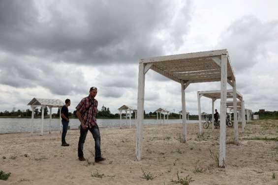 Les baigneurs bravent les roquettes sur une plage de l'est de l'Ukraine