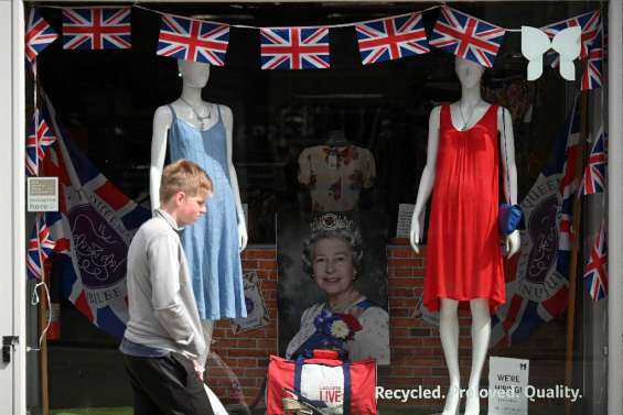 Elizabeth II au balcon pour lancer son jubilé de platine historique