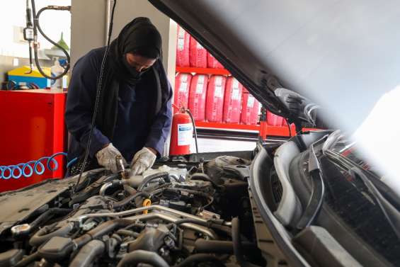 Du volant au cambouis: autorisées à conduire, des Saoudiennes réparent les voitures