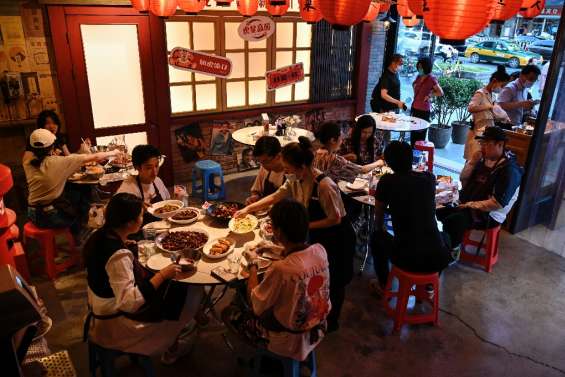 Covid en Chine: les Pékinois fêtent la réouverture des restaurants