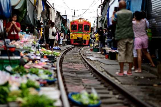 En Thaïlande, l'incroyable marché de la voie ferrée de Maeklong retrouve ses touristes