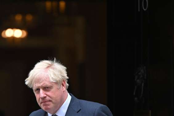 Boris Johnson se bat pour son poste après des démissions au sein de son gouvernement