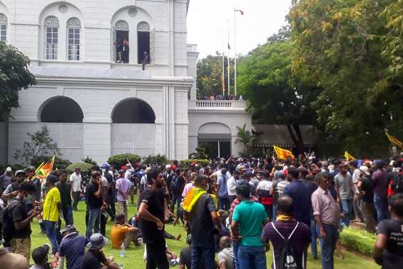 Le président du Sri Lanka en fuite, son palais envahi par des manifestants