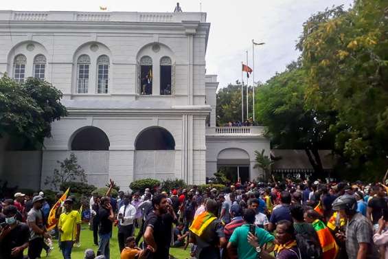 Le président du Sri Lanka en fuite, sa résidence envahie par des manifestants