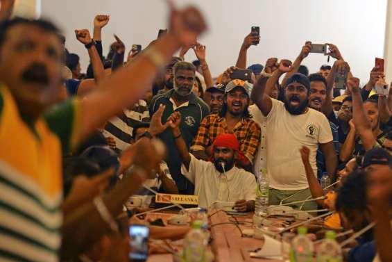 Sri Lanka: les manifestants qui occupent le palais entendent rester jusqu'au départ du président