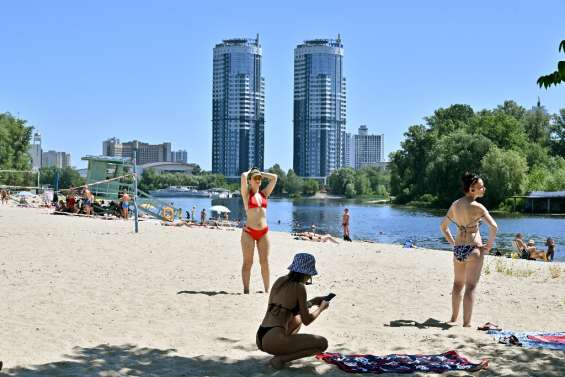 Sur les plages de Kiev, on essaie d'oublier la guerre