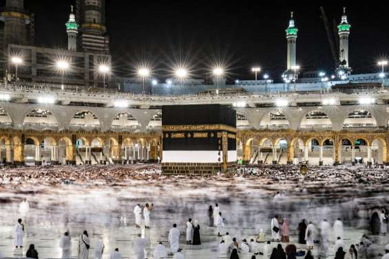 Les pèlerins prient sur le mont Arafat, point culminant du hajj