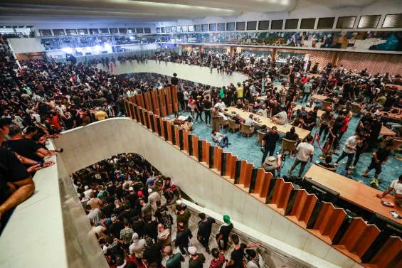 Riz, pastèques et thé: au Parlement irakien, les manifestants pro-Sadr prennent leurs quartiers