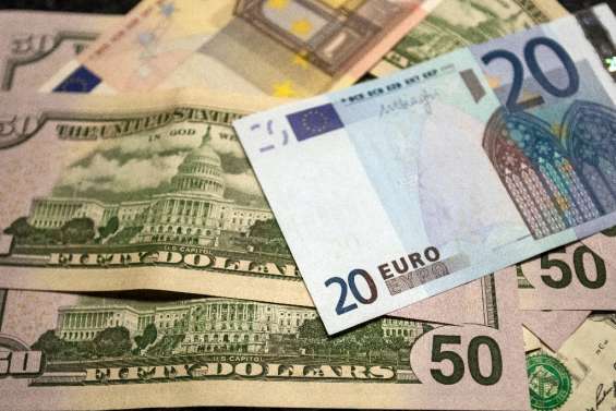 L'euro frôle le passage sous un dollar, au plus bas depuis 2002