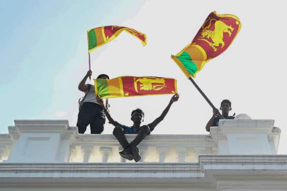 Sri Lanka: les manifestants quittent les bâtiments occupés, le président part pour Singapour