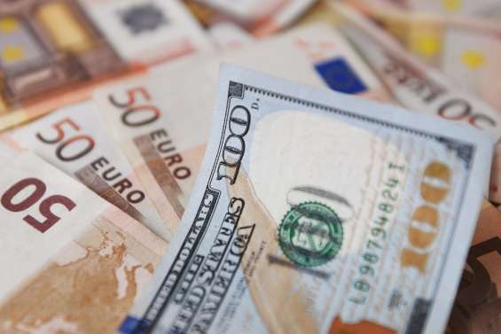 L'euro passe sous un dollar, une première depuis 2002, avant de rebondir