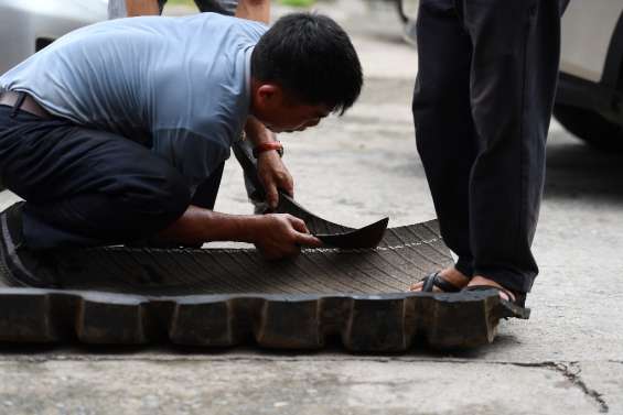 Au Vietnam, les sandales de caoutchouc font de la résistance