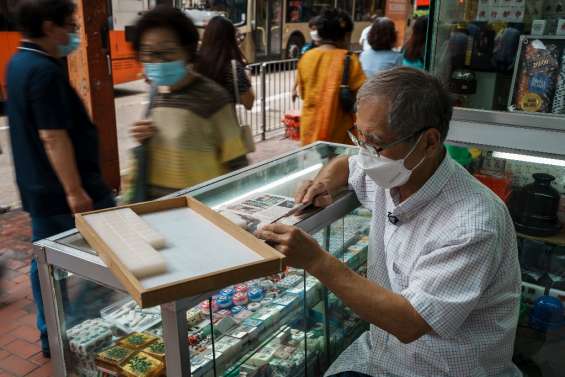 A Hong Kong, l'un des derniers graveurs de tuiles de mah-jong 