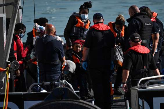 Royaume-Uni: plus de 1.300 traversées illégales de la Manche en une journée, du jamais vu