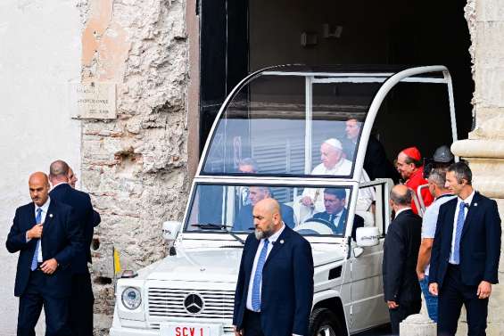 Italie: à l'Aquila, le pape rend hommage à la 