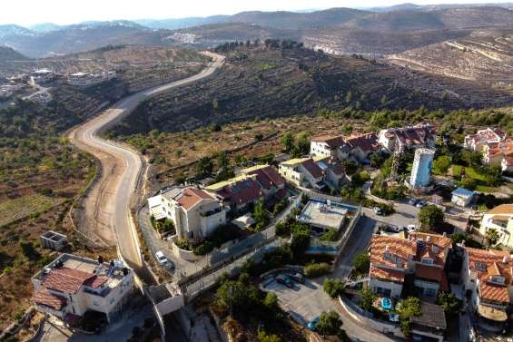 En Cisjordanie, vivre dans une maison encerclée par des colons israéliens