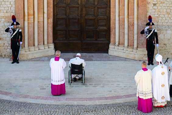 Italie: à l'Aquila, le pape rend hommage à la 