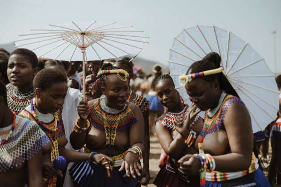 En Afrique du Sud, des milliers de jeunes filles dansent devant le roi des Zoulous