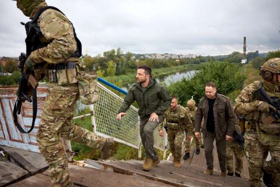 Ukraine: dans Izioum reconquise, Zelensky promet 