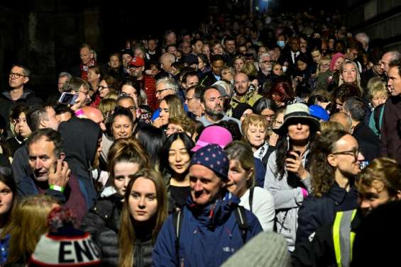 Avant Londres, les Britanniques se pressent à Edimbourg pour des adieux poignants à la reine