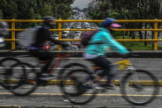 Le vélo trace sa route dans l'enfer de la circulation de Bogota