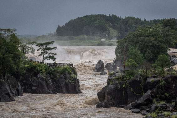 La côte ouest du Japon reste en alerte au passage du typhon Nanmadol