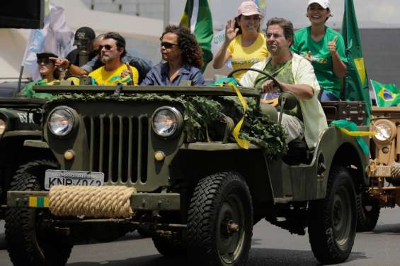 Brésil: fin de campagne en rassemblements pour Bolsonaro et Lula 