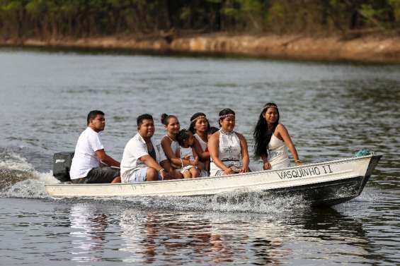 En Amazonie, des indigènes votent Lula, en bateau