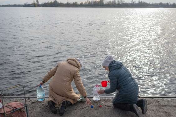 Ukraine: au bord du Dniepr à Kherson, réserve d'eau et réseau mobile russe