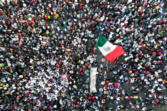 Mexique: le président Obrador dans la rue pour une démonstration de force