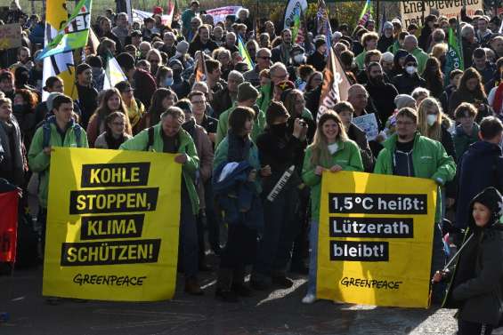 Contre l'extension d'une mine en Allemagne, des militants anti-charbon campent dans les arbres